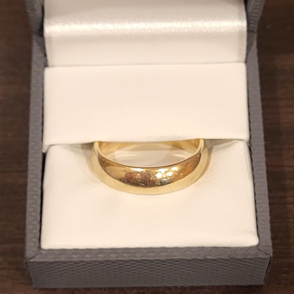 (SOLD) 14k Stamped Solid Yellow Real Gold Smooth Wedding Band Vntg Ring Like New
